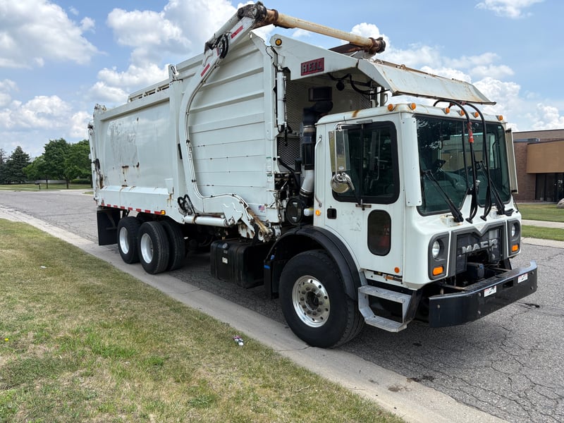 2018 Heil Half Pack Commercial Front Loader Featured Image